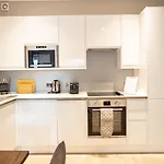Deluxe Modern 1&2 Bed Apartments Near Brighton Beach & Station