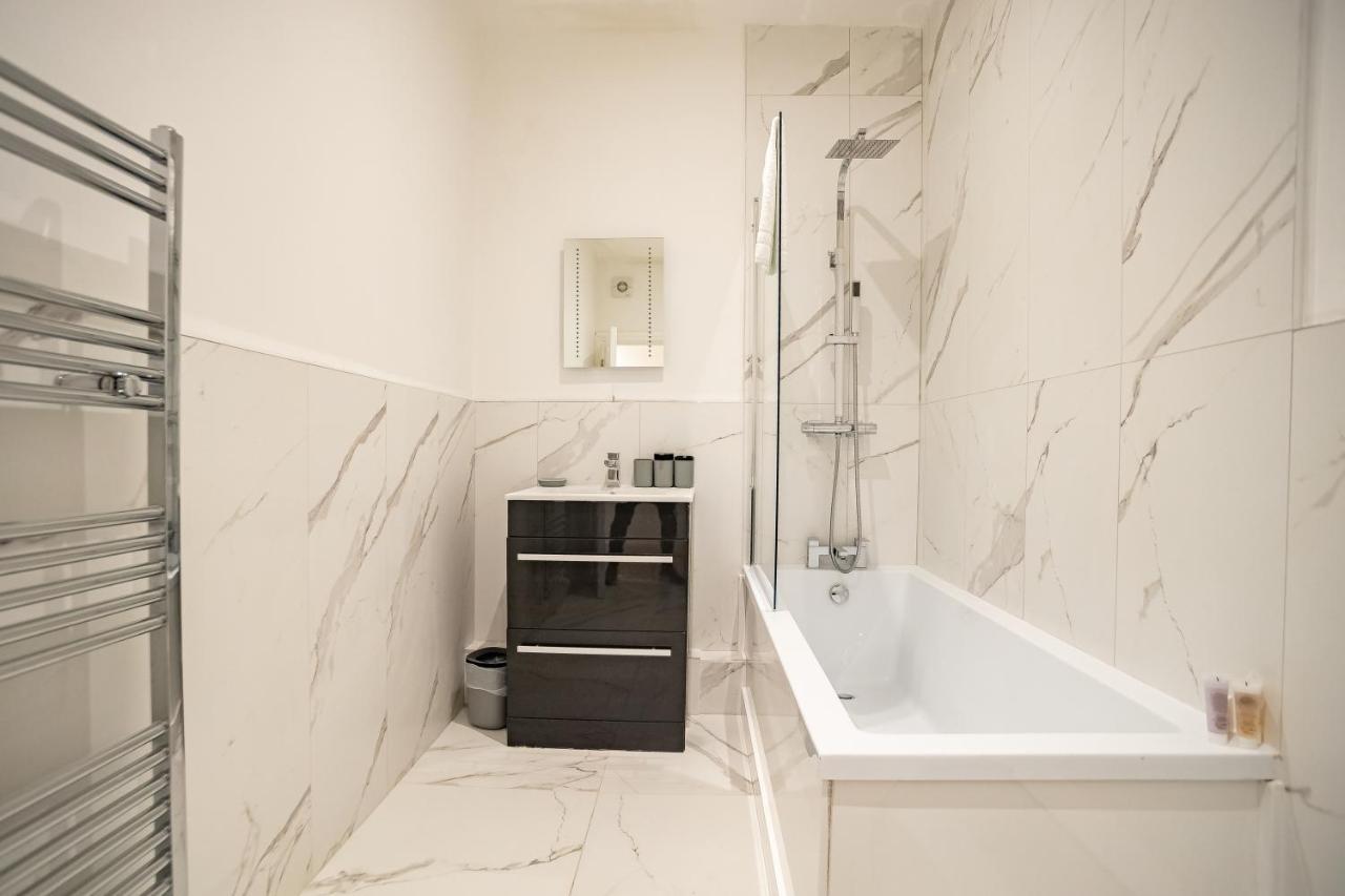Deluxe Modern 1&2 Bed Near & Station Appartement